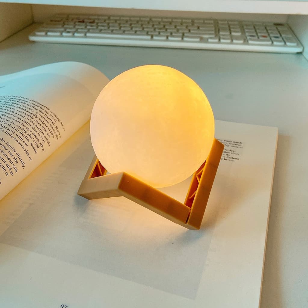 Lampa de veghe luna, culori, lumina LED alb cald, alimentare baterii, stand din plastic, 15 cm 5