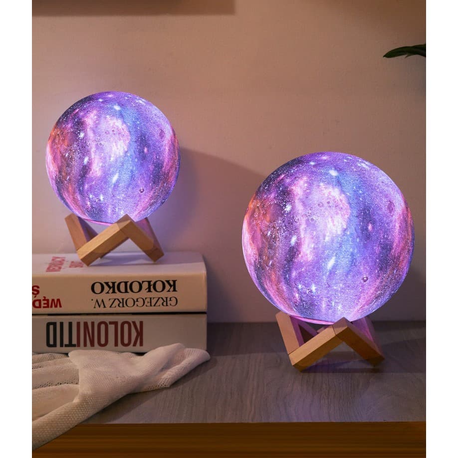 Lampa de veghe in forma de luna cu stele 3D Moon Light, alimentare baterii, stand din lemn inclus, 14 cm 3