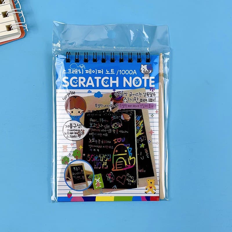 Caiet cu 10 fise razuibile DIY Magic Scratch, 14.5 x 10 cm, curcubeu, creion lemn, cartonase negre, albastru 2