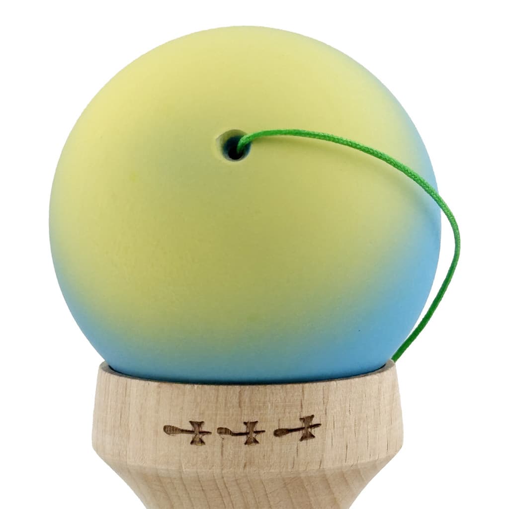Jucarie lemn Kendama X, Rubber Grip, cupe mari V3, gaura in basecup, rulment, ata rezerva, verde/galben/albastru 4