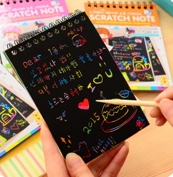 Caiet cu 10 fise razuibile DIY Magic Scratch, 26 x 19 cm, curcubeu, creion din lemn, cartonase negre 1